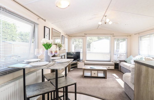 Hopton Cottage | Hazell Thorne Hideaway