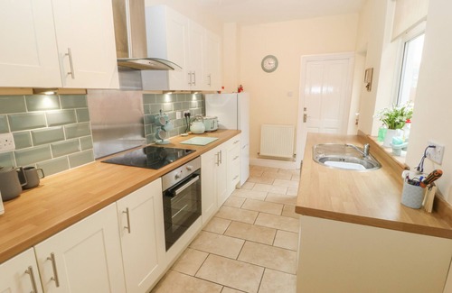 Worksop House | HAZELMERE COTTAGE, pet friendly, with a garden in Creswell