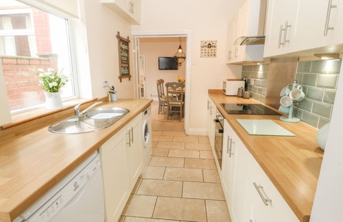 Worksop House | HAZELMERE COTTAGE, pet friendly, with a garden in Creswell