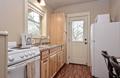 Wimberley Cabin | HCPL-Mockingbird I Cabin, Close to Wimbeley Square!