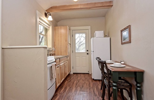 Wimberley Cabin | HCPL-Mockingbird I Cabin, Close to Wimbeley Square!