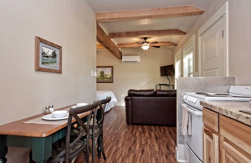 Wimberley Cabin | HCPL-Mockingbird I Cabin, Close to Wimbeley Square!