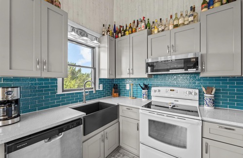 South Nags Head House | Head for the beach and settle into Migration!