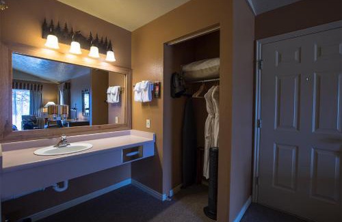 Flagg Ranch Cabin | Headwaters Lodge & Cabins at Flagg Ranch