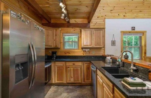 Hampton Cabin | Headwaters-Log Cabin Upstream from Adventure