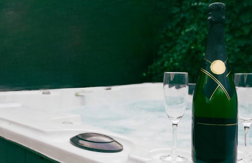 Stewart Town House | Healing 3-Bed Retreat - Private Hot Tub & Pool