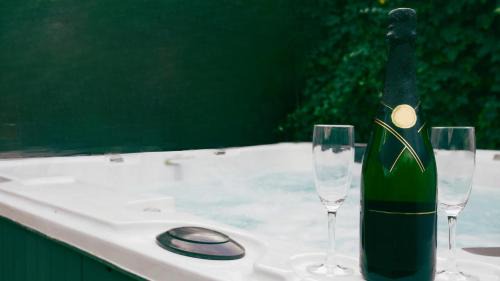 Stewart Town House | Healing 3-Bed Retreat - Private Hot Tub & Pool