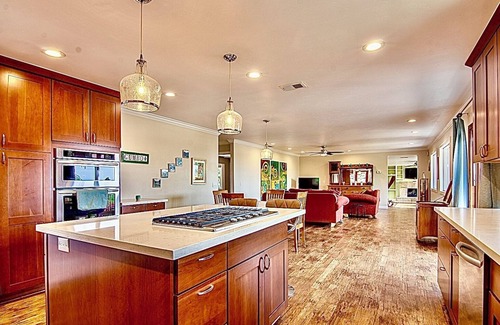 Felicita House | Healing Retreat Getaway! Salt water pool, jacuzzi, lawn bowls, goat yoga