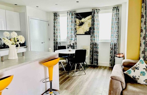 Norwood Green Apartment | Healum Retreat - 3BR Apartment, Southall