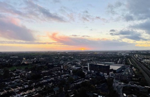 Norwood Green Apartment | Healum Retreat - 3BR Apartment, Southall