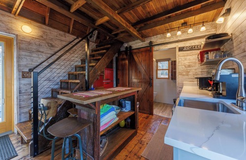 Douglas House | Hear the waves of Lake MI from Hot Tub - Perfect for a Cozy Getaway!