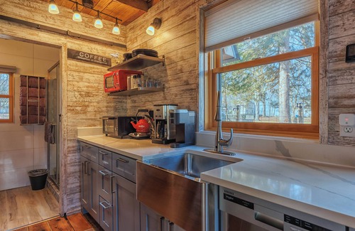 Douglas House | Hear the waves of Lake MI from Hot Tub - Perfect for a Cozy Getaway!