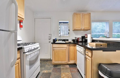 Neartown Apartment | Heart l Of Montrose - Cozy 1 BR