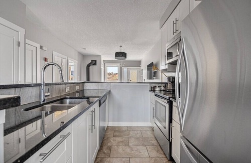 Sunalta Apartment | Heart of 17th Ave