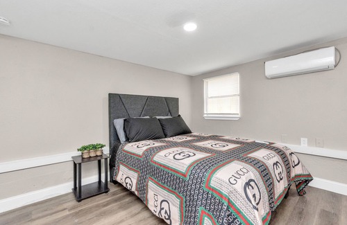 Baytown Apartment | Heart of Baytown: Modern 1BR! 30mins to Houston