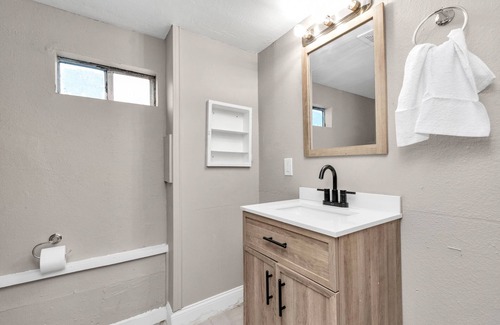 Baytown Apartment | Heart of Baytown: Modern 1BR! 30mins to Houston