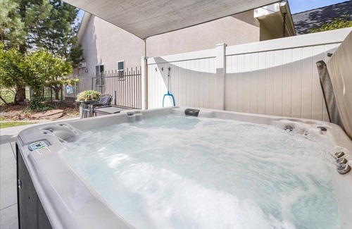 Meridian House | *Heart of Bear Creek*3000SqFt*Hot Tub*Projector room*BBQ