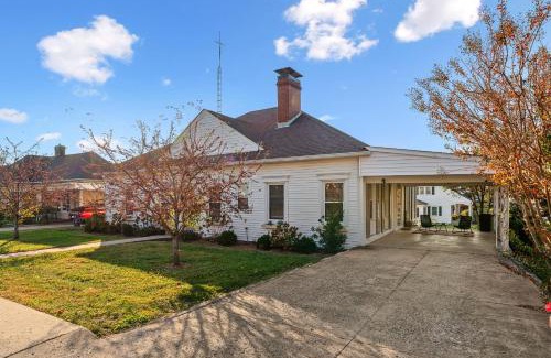 Springfield House | Heart of Bourbon Trail! Firepit Games EV Chgr Hot Tub King Suites