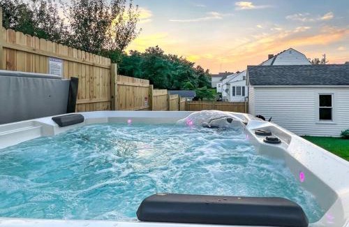 Springfield House | Heart of Bourbon Trail! Firepit Games EV Chgr Hot Tub King Suites