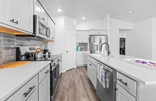 Caldwell House | *Heart of Caldwell*HotTub*Fenced Yard| Spacious