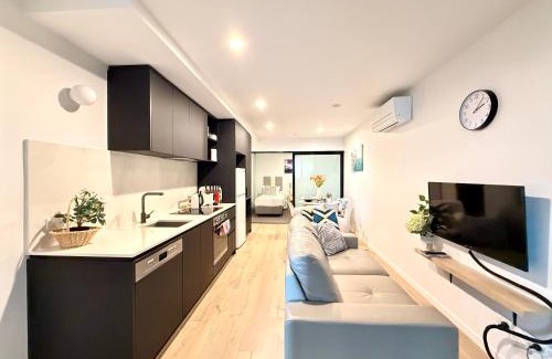Reid Apartment | Heart of CBD Stylish 2BR Apt-Quiet-pool-view-BBQ