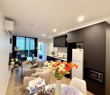Reid Apartment | Heart of CBD Stylish 2BR Apt-Quiet-pool-view-BBQ