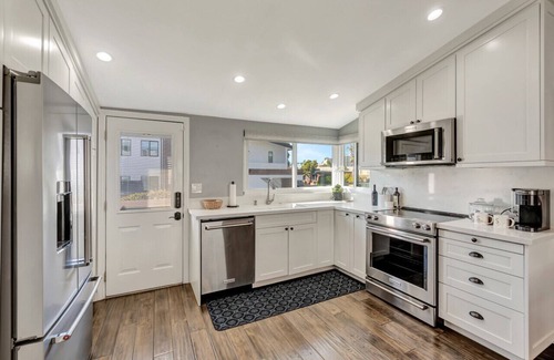 Corona del Mar House | Heart of Corona Del Mar! 10 minute walk to the beach/Steps to downtown!