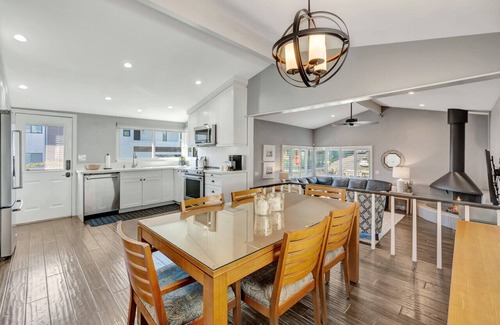 Corona del Mar House | Heart of Corona Del Mar! 10 minute walk to the beach/Steps to downtown!