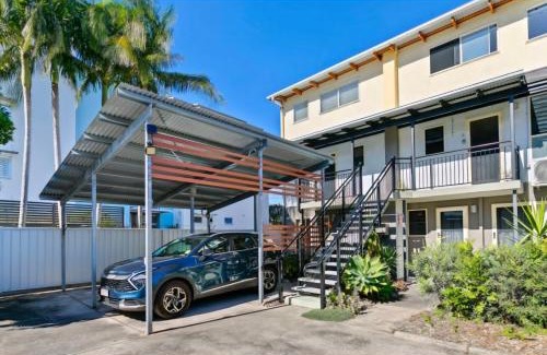 Maroochydore Apartment | HEART OF Cotton Tree- walk to BEACH & RIVER