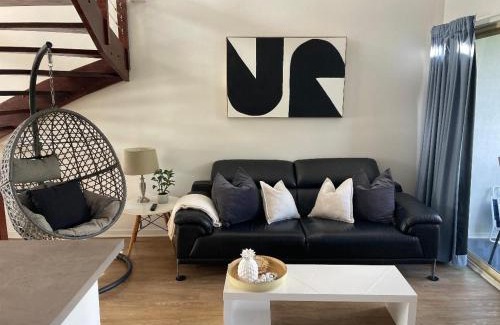 Maroochydore Apartment | HEART OF Cotton Tree- walk to BEACH & RIVER