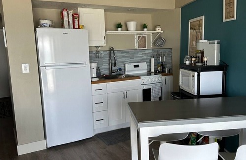 Rogers Seabreeze Condo | Heart of Daytona 1 bedroom w/kitchen, sleeps 4, private balcony, fireplace, pool