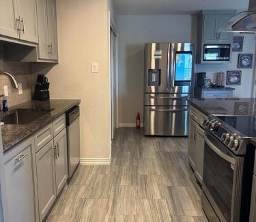 South Arlington House | Heart of DFW-ATT Stadium, Pool, Comfort, Peaceful