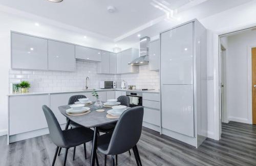 Didsbury Apartment | Heart Of Didsbury, Private Gated Car Park by HASS HAUS