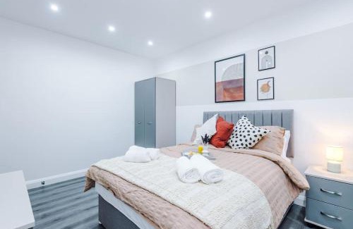 Didsbury Apartment | Heart Of Didsbury, Private Gated Car Park by HASS HAUS