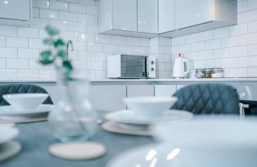 Didsbury Apartment | Heart Of Didsbury, Private Gated Car Park by HASS HAUS