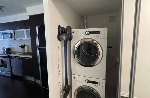 Bay Street Corridor Condo | Heart Of Downtown 1BR/2BA