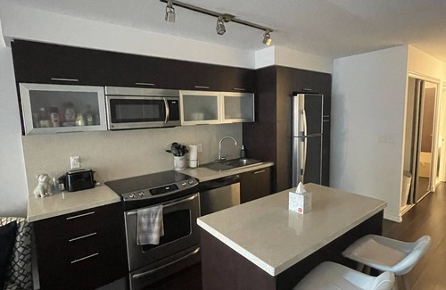 Bay Street Corridor Condo | Heart Of Downtown 1BR/2BA