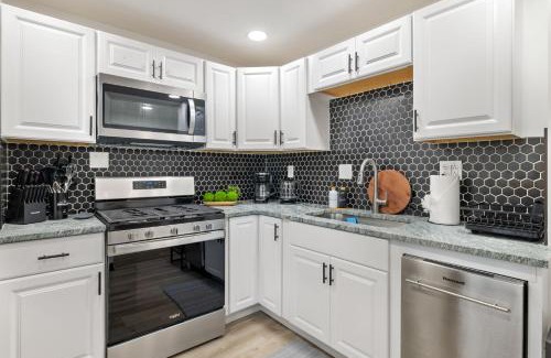 Pittsburgh House | Heart of Downtown, 5 mins to Andy Warhol Museum, Parking Available, Private Fenced Backyard, Smart TV, Washer and Dryer in Unit