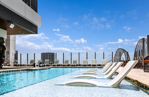 Downtown Atlanta Resort | Heart of Downtown Atlanta Resort with Pool & Bar