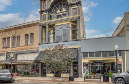 Marshall Apartment | Heart of Downtown Marshall Boutique Studio Stay!