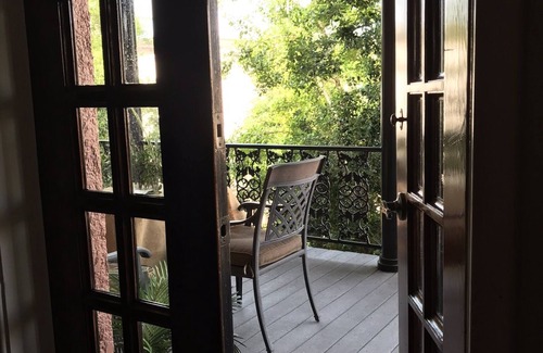 Downtown Apartment | HEART OF DOWNTOWN Palafox Place Sleeps 6, Perfect for small events