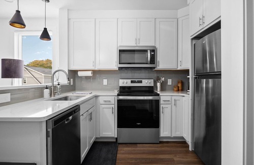 Traverse City House | Heart of Downtown ⭐️ Walk to Beach ⭐️ Private Rooftop ⭐️ Corner Unit ⭐️ Views