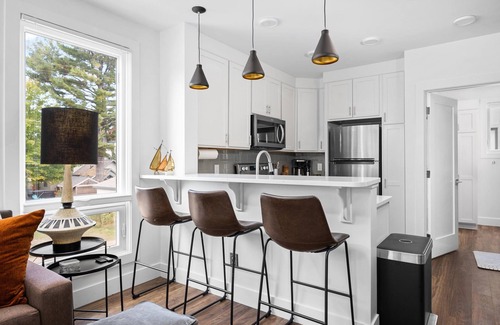 Traverse City House | Heart of Downtown ⭐️ Walk to Beach ⭐️ Private Rooftop ⭐️ Corner Unit ⭐️ Views