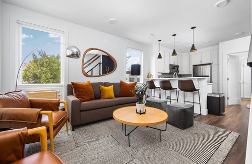 Traverse City House | Heart of Downtown ⭐️ Walk to Beach ⭐️ Private Rooftop ⭐️ Corner Unit ⭐️ Views