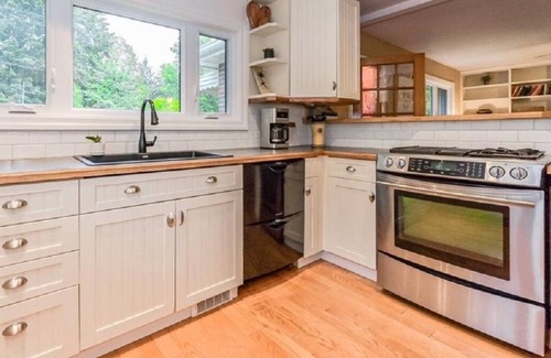 Elora House | Heart of downtown w/private backyard. Walk to Elora Mill!