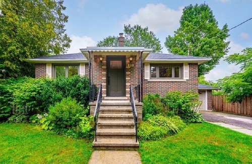 Elora House | Heart of downtown w/private backyard. Walk to Elora Mill!