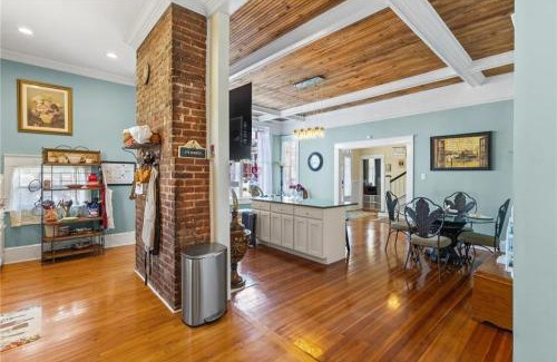 Anderson House | Heart of Downtown, Walk to Dining and Shops
