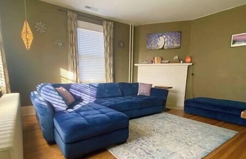 East End - Valley Street Apartment | Heart of Downtown with Parking - Bright, Historic