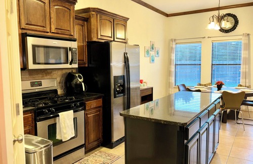 Edmond House | Heart of Edmond Retreat - 3bed 2bath