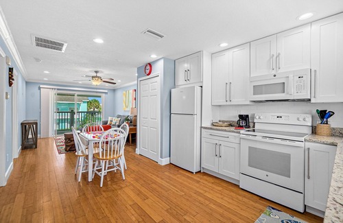Flagler Beach Condo | Heart of Flagler Beach,1 Block to Beach-Pet Friendly-Walk Everywhere